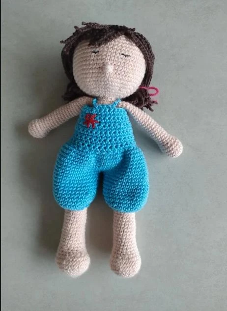 Poupée faite à la main avec un bleu à bretelles crocheté – photo 3